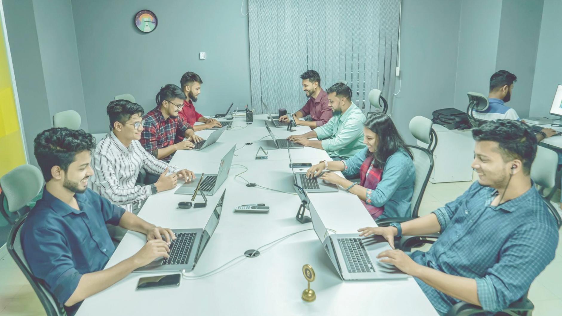 Equipo de perionavlux trabajando en análisis financiero colaborativo