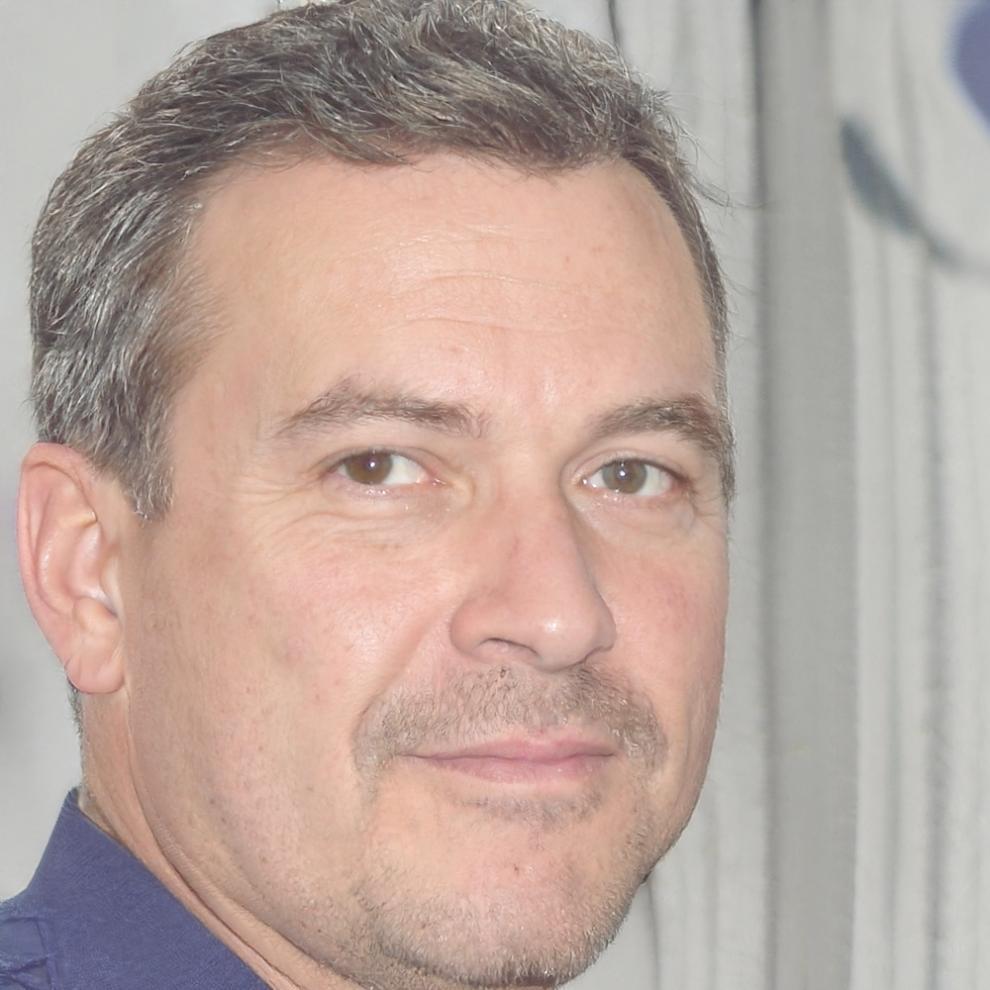 Instructor Carlos Méndez