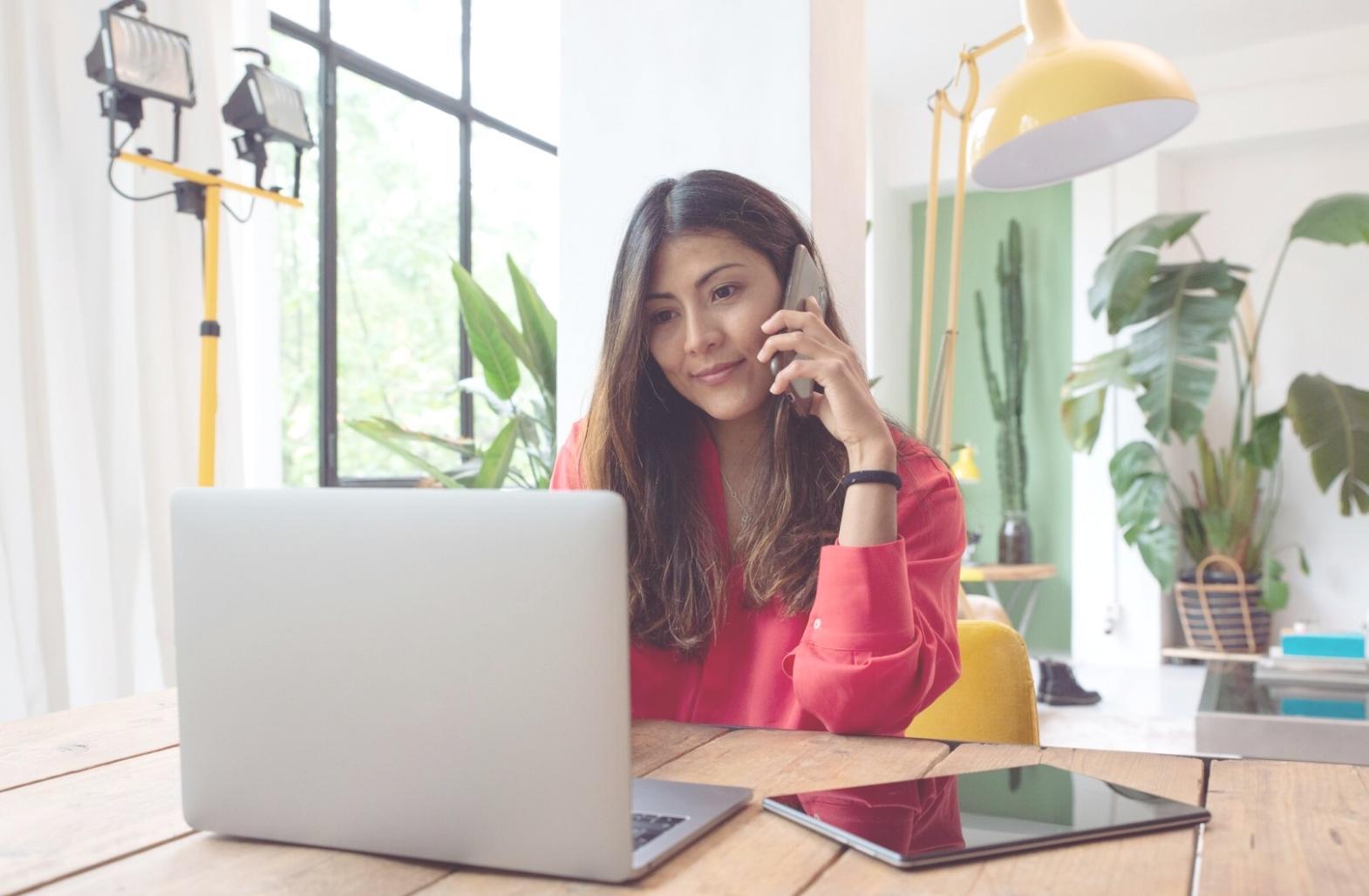 Profesionales analizando datos financieros en equipo